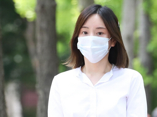19일 경기 수원시 수원구치소에서 석방된 황하나 씨가 나오고 있다.(사진=연합뉴스)